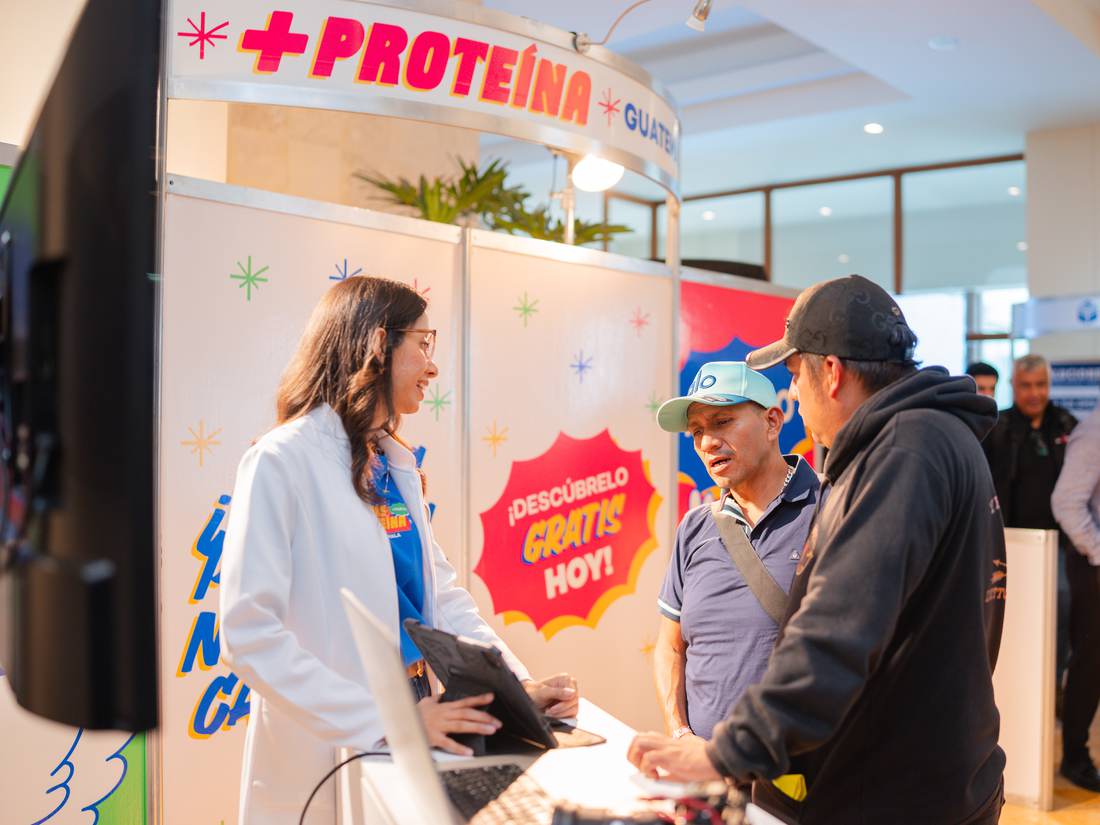Atención al público en el stand de +Proteína Guatemala