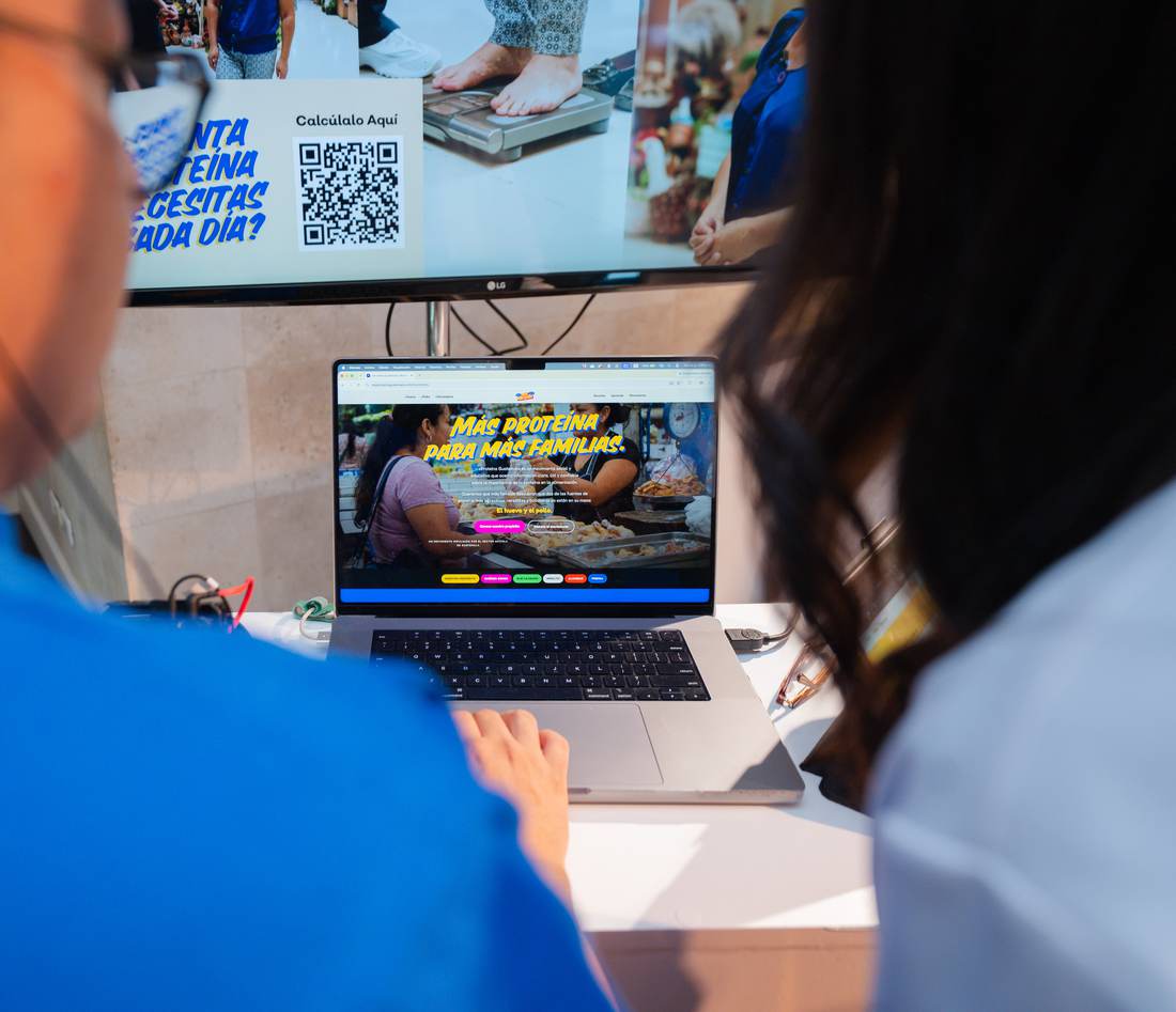 Una persona explora la web de +Proteína en una laptop durante el evento
